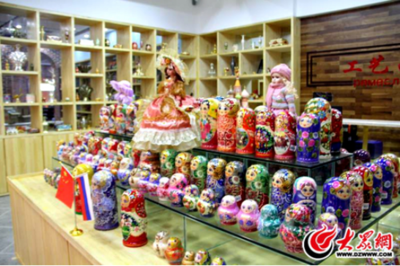 臨沂進(jìn)口商品城助力2018第八屆中國(guó)·沂河放魚(yú)公益活動(dòng) 日用百貨銷(xiāo)售匯聚愛(ài)心